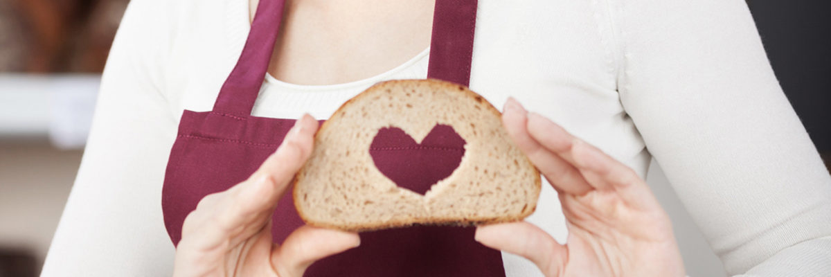 verkäuferin mit herz in der bäckerei verkäuferin mit herz in der bäckerei Schlagwort(e): bäckerei, bäcker, brot, herz, liebe, verkäuferin, frau, brotscheibe, scheibe, verliebt, backwaren, qualität, frisch, frische, genuss, genießen, handwerk, handwerklich, bedienung, bedienen, begeisterung, begeistert, motivation, kreativtität, kreativ, motiviert, service, schürze, laden, geschäft, regal, brotregal, theke, verkaufstheke, backen, brote, mehl, essen, arbeit, arbeiten, job, beruf, ausbildung, azubi, lehre, einzelhandel, lebensmittel, ernährung, einkauf, lecker, nahrungsmittel, person, mensch, lächelnd, lächeln, freundlich, kundenservice, service, jung, 20-30