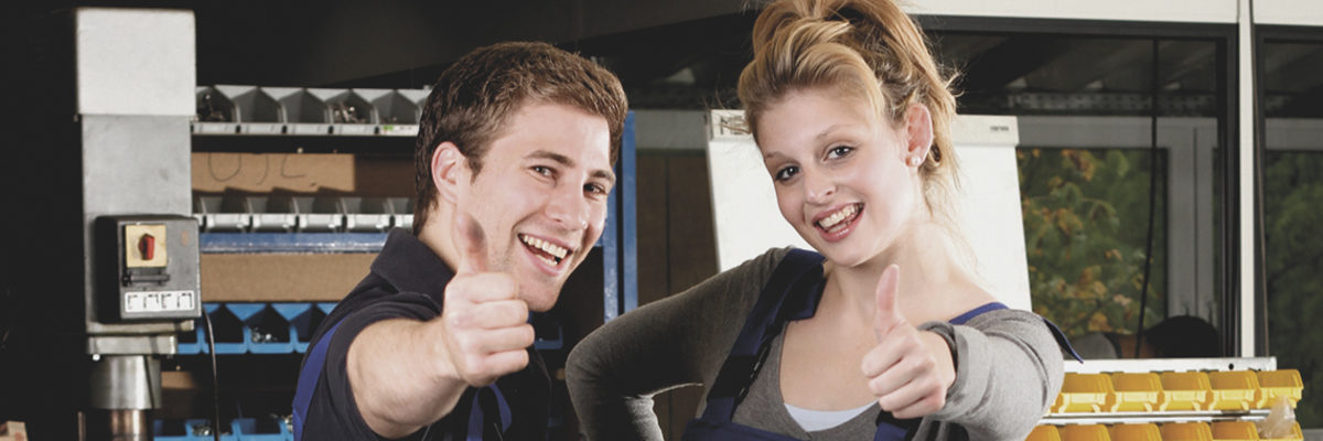 berufschule, ausbildung, jugendlich, 18 jahre, teenager, handwerker, metallwerkstatt, blaumann, betrieb, industriemechaniker, ausbilder, auszubildender, metallverarbeitung, latzhose, lehrling, werkstatt, industrie, teamarbeit, zusammenarbeit, gemeinsam, ausbildungswerkstatt, berufsstart, berufsfindung, azubi, jugendlicher, arbeiter, jugendliche, männlich, metall, schüler, in, ausbildungsbetrieb, handwerk, mann, mit, arbeitsplatz, 19 jahre, mehrere, weiblich, anleiten, anleitung, team, industriemeister, daumen hoch, positiv, berufswahl, beruf, unterricht, praktischer, werkbank