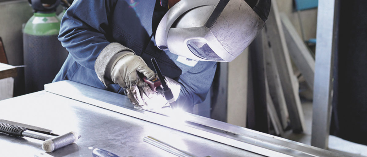 bauarbeiter, arbeiter, arbeiten, arbeit, business, handwerk, handwerker, schweißer, schweissen, schweisser, glut, hitze, produktion, herstellung, fertigung, bau, bauen, verarbeitung, industrieanlage, industriell, mann, männlich, techniker, mensch, person, mitarbeiter, profi, portrait, arbeitskleidung, fabrik, manufaktur, unternehmung, baustelle, unternehmen, betrieb, werkstätte, gewerblich, einrichtung, produktionshalle, technik, entwerfen, research, bauteil, gefährlich, industrie, engineering, monteur, facharbeiter, arbeitskraft, beruf