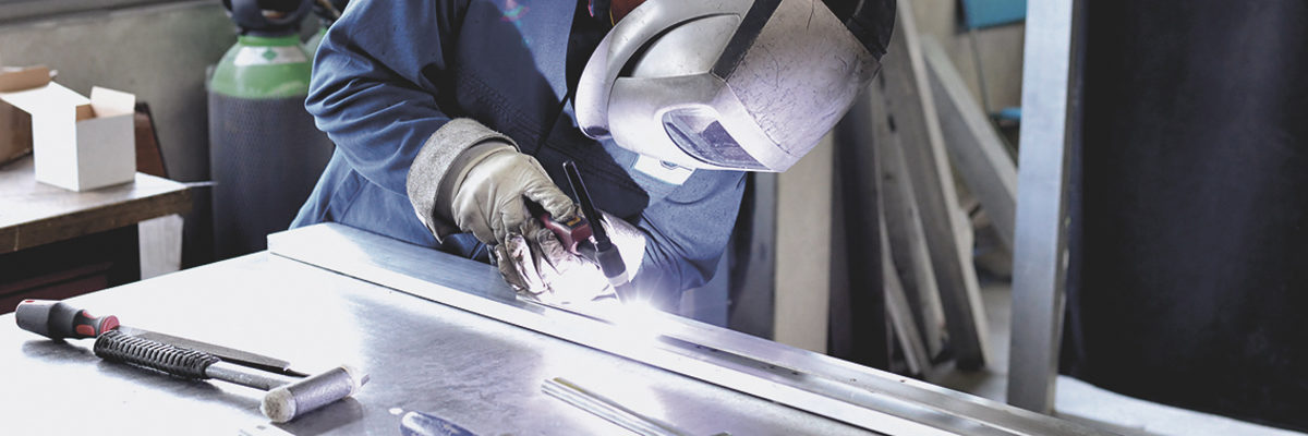 bauarbeiter, arbeiter, arbeiten, arbeit, business, handwerk, handwerker, schweißer, schweissen, schweisser, glut, hitze, produktion, herstellung, fertigung, bau, bauen, verarbeitung, industrieanlage, industriell, mann, männlich, techniker, mensch, person, mitarbeiter, profi, portrait, arbeitskleidung, fabrik, manufaktur, unternehmung, baustelle, unternehmen, betrieb, werkstätte, gewerblich, einrichtung, produktionshalle, technik, entwerfen, research, bauteil, gefährlich, industrie, engineering, monteur, facharbeiter, arbeitskraft, beruf