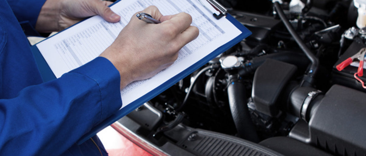 Midsection of mechanic holding clipboard in front of open car engine at street Midsection of mechanic holding clipboard in front of open car engine at street Schlagwort(e): 20s, adult, automobile, car, caucasian, clipboard, day, engine,