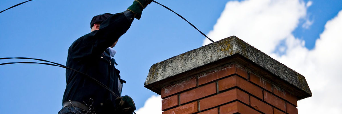 kamin, kaminkehrer, schornstein, schornsteinfeger, handwerk, tradition, werkzeug, arbeitsbekleidung, schwarz, schlot, beruf, arbeit, dach, handarbeit, reinigung, schmutz, ruß, leiter, himmel, wolken, bürste, besen, haus, geselle, rauchfang, rauchfangkehrer