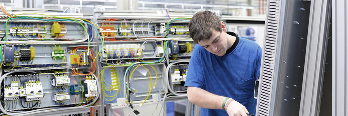 montage, person, maschinenbau, monteur, herstellung, arbeiter, konstrukteur, ingenieur, ingenieurwesen, techniker, arbeiten, elektriker, montieren, bauen, herstellen, fertigung, elektronik, elektro, technik, technologie, fabrik, manufaktur, werk, innenraum, werksttte, werkstatt, reparieren, mechnaiker, hightech, hitech, bau, schaltschrank, industrie, industriell, aufbau, kabel, mann, facharbeiter, arbeitskraft, leute, fachmann, professionell, profi, kompetent, handwerker, industriehalle, fabrikhalle, anlage