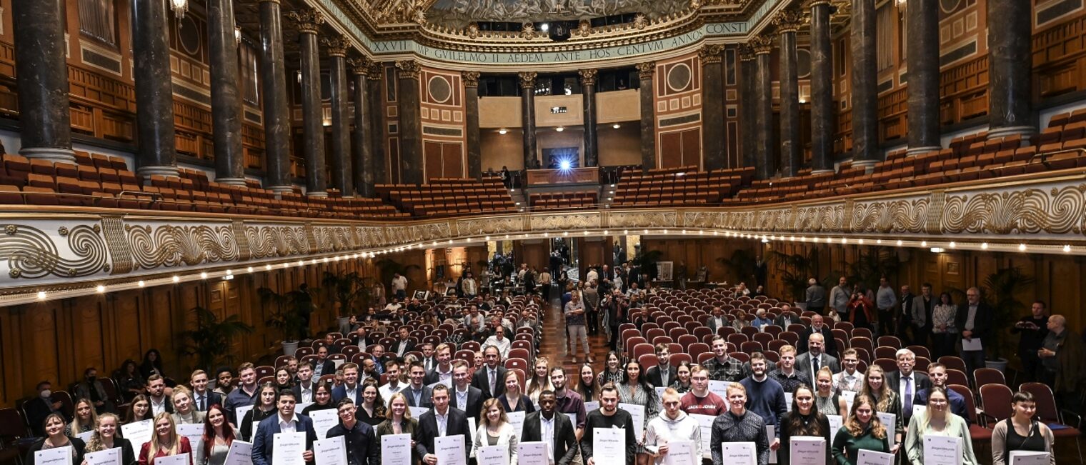 Gruppenfoto Landessieger praktischer Leistungswettberb Hessen 2022 im Kurhaus