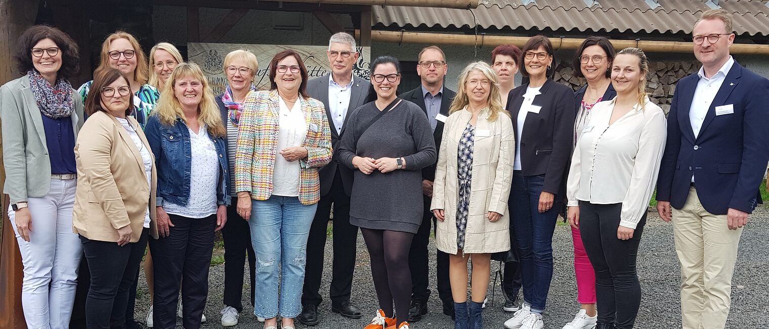 Vogelsberg Christina Oestreich (erste von links),Dagmar Walter-Schneider (zweite von links vorne),die Landesvorsitzende, Regina Blum (dritte von rechts) mit der Referentin, Sina Trinkwalder (Bildmitte) u. a.Vorstandsmitgliedern/Gästen. Landesverbandstagung 2023 der UnternehmerFrauen im Handwerk Hessen auf dem Hoherodskopf Die beiden Vorsitzenden des AK