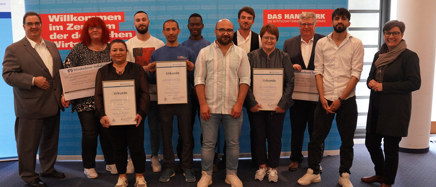 Gruppenbild ARGE Leiter des Büros, Ausgezeichnete, ARGE Präsidentin Gruppenbild Ausgezeichnete, Leiter des Büros ARGE Dr. Gelking, Präsidentin ARGE Susanne Haus