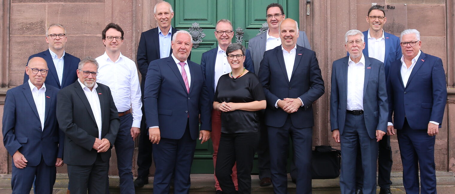 Gruppenbild ARGE und VbU vor der Propstei Johannesberg