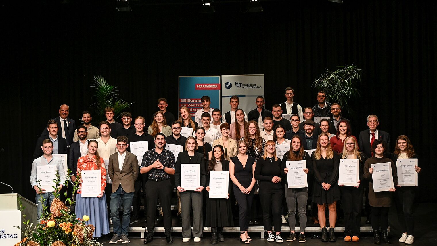 Gruppenbild Landessieger Hessen der Deutschen Meisterschaft im Handwerk 2024 mit Präsident Füll + Geschäftsführer Mundschenk
