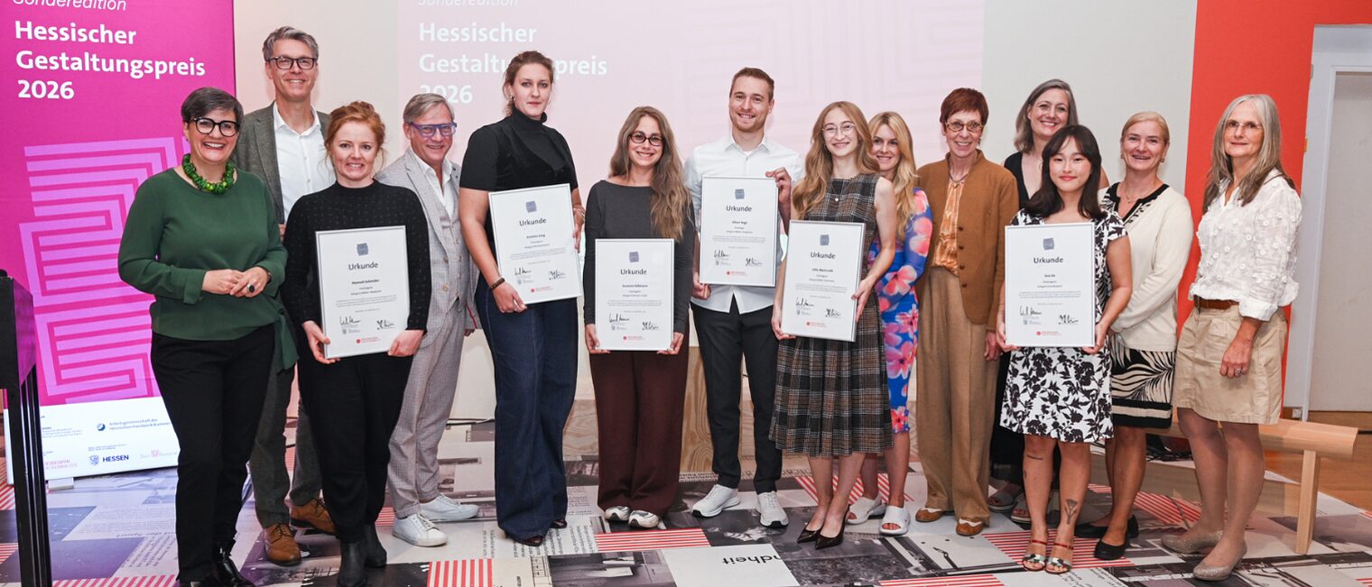 Jury-Mitglieder und Ausgezeichnete mit ihren Urkunden der Sonderedition des Hessischen Gestaltungspreises 2026