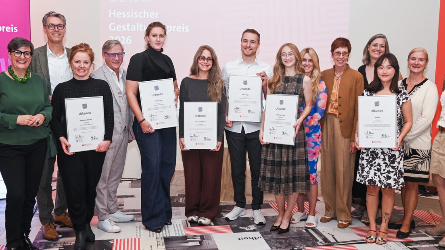 Jury-Mitglieder und Ausgezeichnete mit ihren Urkunden der Sonderedition des Hessischen Gestaltungspreises 2026