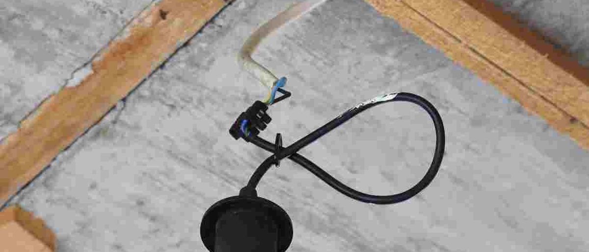 ausgeschaltet, aus, lichtquelle, leuchtmittel, energieverbrauch, energiesparlampe, energiesparleuchtmittel, strom, elektroinstallation, glhbirne, lampe, leuchte, beleuchtung, licht, elektriker, elektrik, latte, leisten, latten, holzleisten, holzlatten, haus, wohnung, ausbauen, ausbau, baustelle, arbeiten, arbeit, handwerker, handwerk, heimwerken, heimwerker, renovieren, innenausbau, leiste, holzleiste, erneuern, zimmerdecke, decke, holz, holzlatte, verlattung, unterkonstruktion, energiesparleuchte, glhlampe, renovierungsfassung