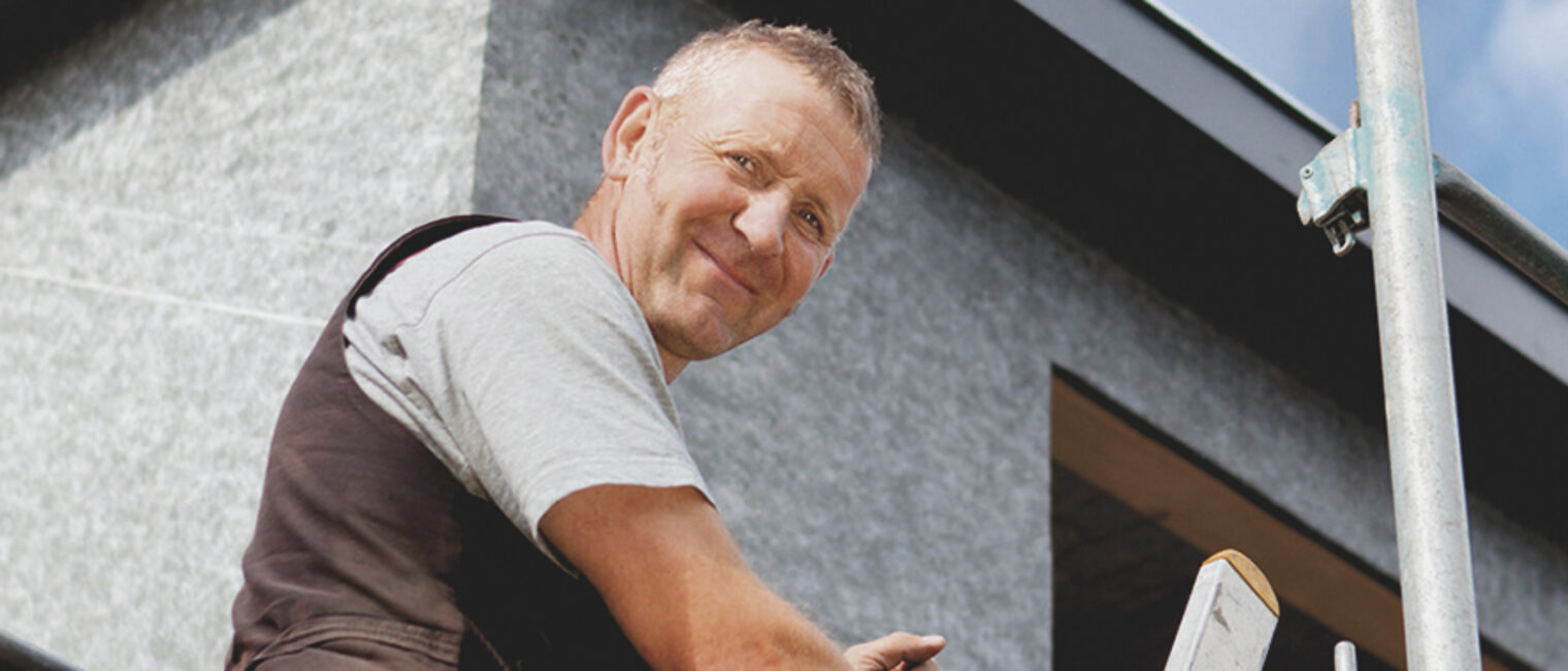dachdecker, zimmermann, baustelle, gerüst, arbeit, dach, gaube, handwerk, beruf, bau, bauen, experte, fachmann, handwerklich, hausbau, umbau, sanierung, dachsanierung, altbau, haus, mittelstand, mittelständisch, handwerker, kluft, geselle, meister, arbeiten, hoch, oben, innung, himmel, blau, job, arbeitsplatz, reparatur, reparieren, person, mensch, mann, 30-40, lächelnd, zufrieden