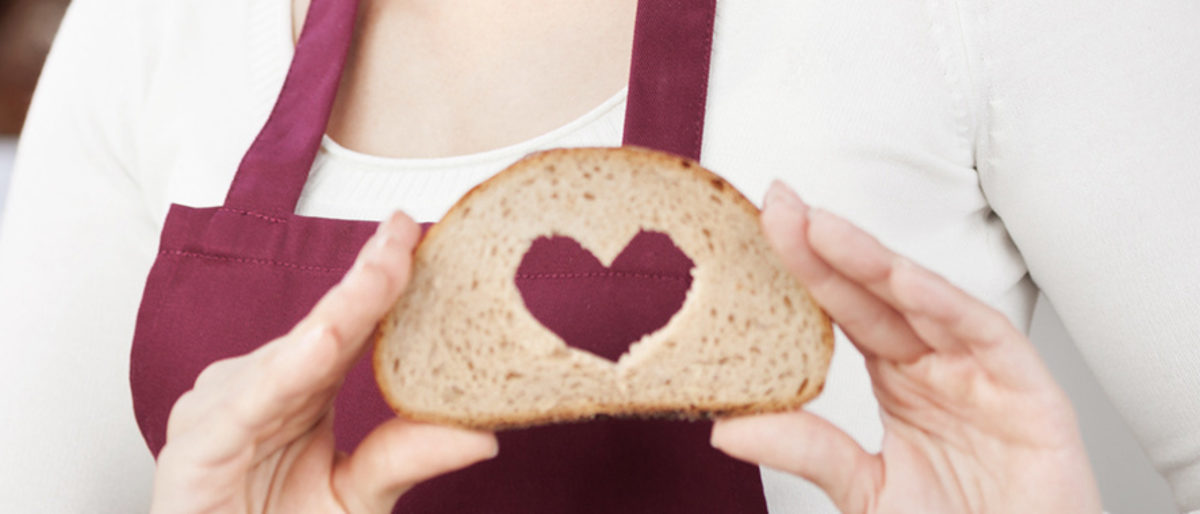 verkäuferin mit herz in der bäckerei verkäuferin mit herz in der bäckerei Schlagwort(e): bäckerei, bäcker, brot, herz, liebe, verkäuferin, frau, brotscheibe, scheibe, verliebt, backwaren, qualität, frisch, frische, genuss, genießen, handwerk, handwerklich, bedienung, bedienen, begeisterung, begeistert, motivation, kreativtität, kreativ, motiviert, service, schürze, laden, geschäft, regal, brotregal, theke, verkaufstheke, backen, brote, mehl, essen, arbeit, arbeiten, job, beruf, ausbildung, azubi, lehre, einzelhandel, lebensmittel, ernährung, einkauf, lecker, nahrungsmittel, person, mensch, lächelnd, lächeln, freundlich, kundenservice, service, jung, 20-30