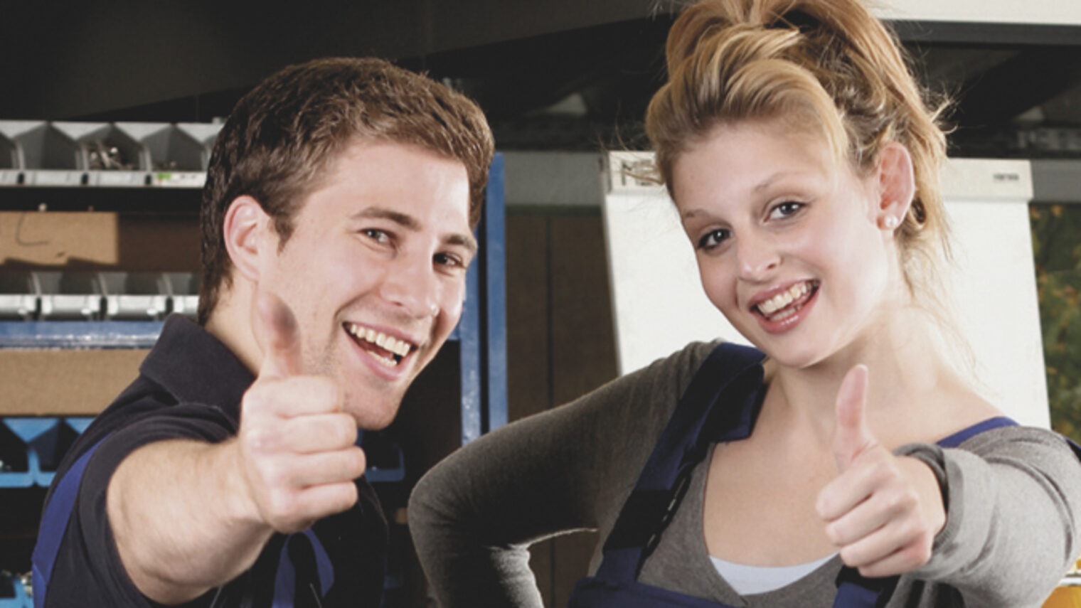 berufschule, ausbildung, jugendlich, 18 jahre, teenager, handwerker, metallwerkstatt, blaumann, betrieb, industriemechaniker, ausbilder, auszubildender, metallverarbeitung, latzhose, lehrling, werkstatt, industrie, teamarbeit, zusammenarbeit, gemeinsam, ausbildungswerkstatt, berufsstart, berufsfindung, azubi, jugendlicher, arbeiter, jugendliche, männlich, metall, schüler, in, ausbildungsbetrieb, handwerk, mann, mit, arbeitsplatz, 19 jahre, mehrere, weiblich, anleiten, anleitung, team, industriemeister, daumen hoch, positiv, berufswahl, beruf, unterricht, praktischer, werkbank