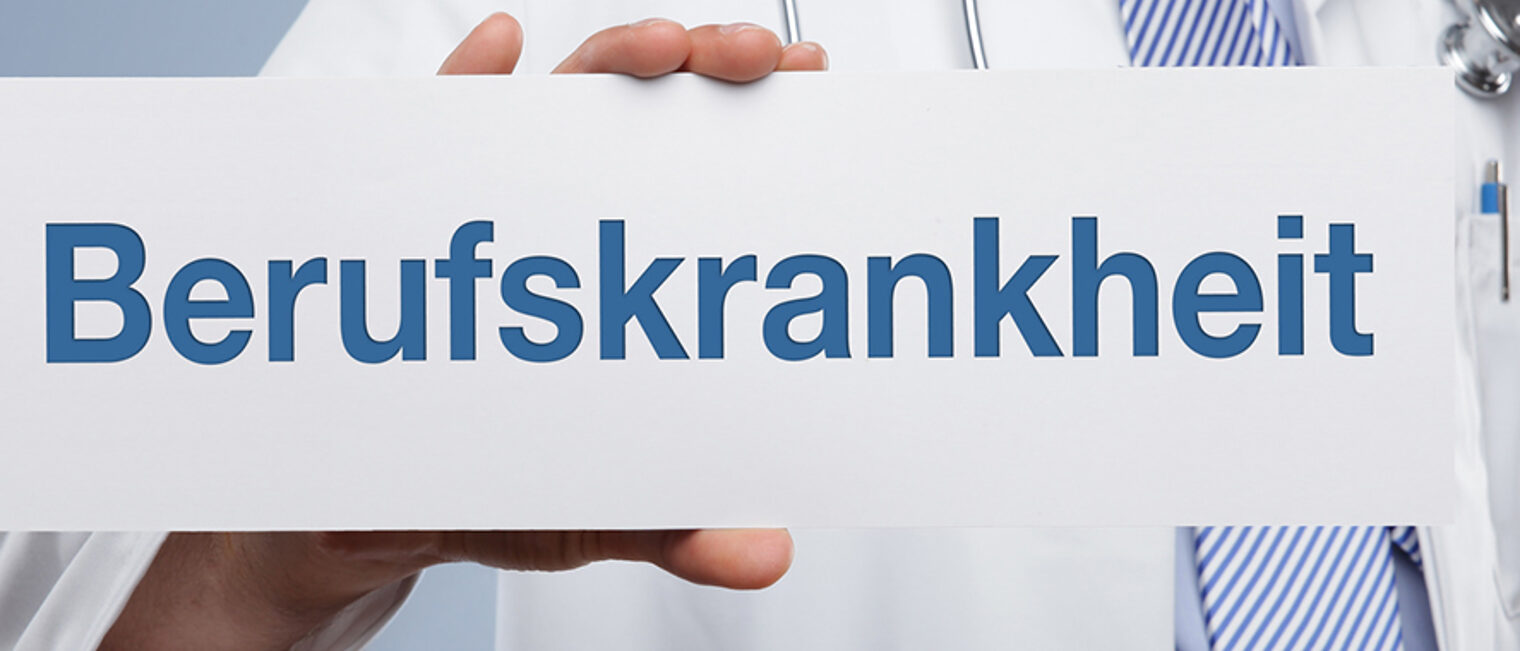 berufskrankheit, arbeitsunfhigkeit, arbeitsunfhig, berufsunfhig, berufsunfhigkeitsversicherung, berufsunfhigkeit, versicherung, arzt, schild, wort, krankheit, krankheiten, krank, heilung, erkrankung, heilen, medizin, diagnose, symptome, begriff, info, hinweis, information, gesundheit, karte, infektion, stethoskop, hand, gesund, hintergrund