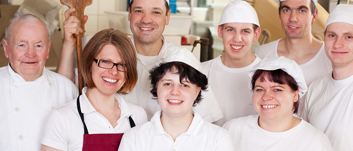 team in der backstube team in der backstube Schlagwort(e): bäcker, bäckerei, team, gruppe, handwerk, senior, familienbetrieb, familienunternehmen, nachfolge, erbe, unternehmen, betrieb, jung, alt, ausbildung, azubi, backen, backstube, innung, portrait, mitarbeiter, motiviert, herstellung, produktion, traditionell, handarbeit, nahrung, nahrungsmittel, lebensmittel, männer, frauen, personen, menschen, leute, arbeit, arbeiten, beruf, job, lächeln, lächeln, bcker, bckerei, team, gruppe, handwerk, senior, familienbetrieb, familienunternehmen, nachfolge, erbe, unternehmen, betrieb, jung, alt, ausbildung, azubi, backen, backstube, innung, portrait, mitarbeiter, motiviert, herstellung, produktion, traditionell, handarbeit, nahrung, nahrungsmittel, lebensmittel, mnner, frauen, personen, menschen, leute, arbeit, arbeiten, beruf, job, lcheln