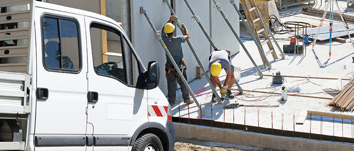 pritschenwagen, baustelle, arbeitet, baumaterial, bauen, großbaustelle, wände, lieferwagen, doppelkabine, fertigteile, wände setzen