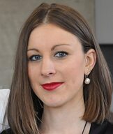 Portraitfoto Daphne Spiegel Preistr&auml;gerin Schmuck und Ger&auml;t